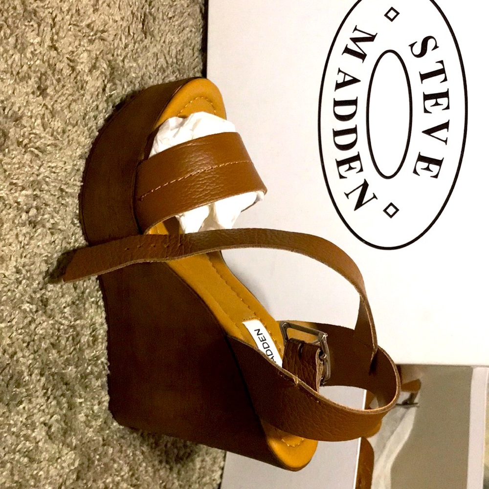 Steven Madden Belma Tan Leather wedges. Size 7.  Shoes come in the original box.